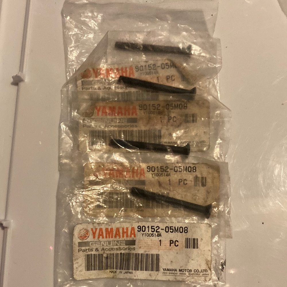 New Yamaha parts bolt screw 90152-05M08 set of 2
